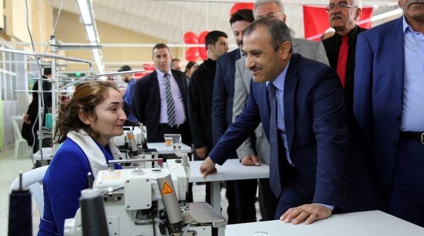 Eski Okul, Tekstil At&ouml;lyesi Oldu 150 Kadın İş Başı Yaptı