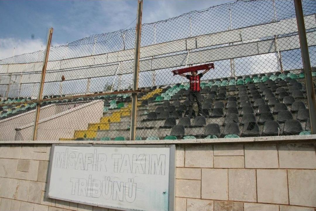 K&uuml;me D&uuml;şen Takımına Trib&uuml;nden Tek Başına Destek Verdi