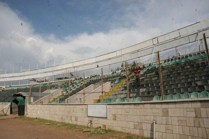 Küme Düşen Takımına Tribünden Tek Başına Destek Verdi G2