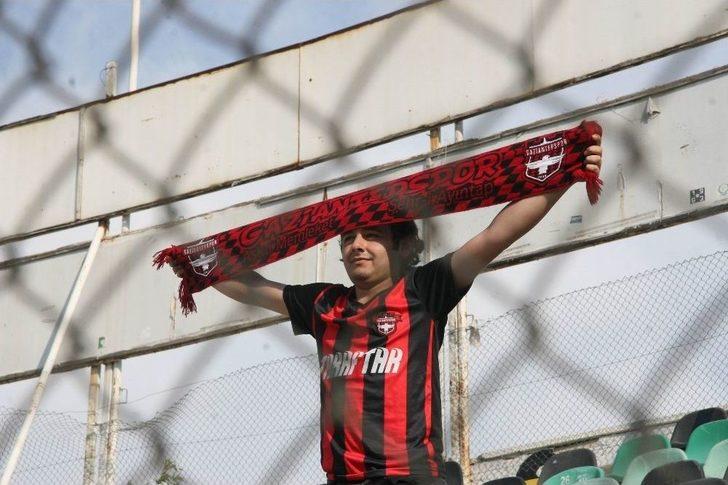 Küme Düşen Takımına Tribünden Tek Başına Destek Verdi G4