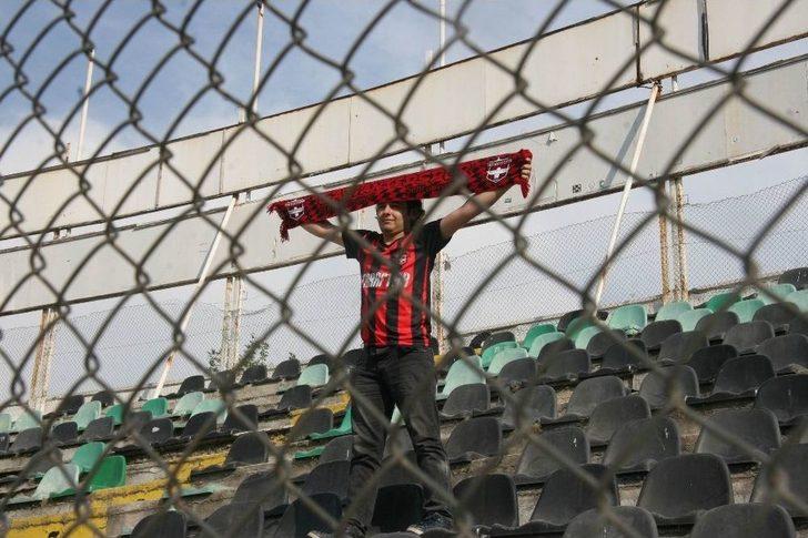 Küme Düşen Takımına Tribünden Tek Başına Destek Verdi G5