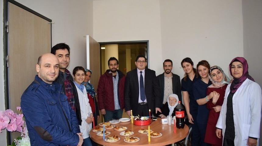 Tedavi G&ouml;ren Hastaya Doğum G&uuml;n&uuml; S&uuml;rprizi