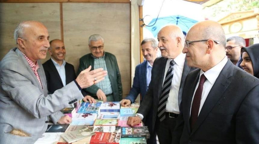 Başbakan Yardımcısı Şimşek Kitap Fuarını Gezdi