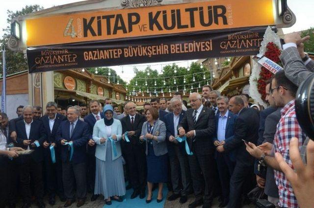 Başbakan Yardımcısı Şimşek Kitap Fuarını Gezdi