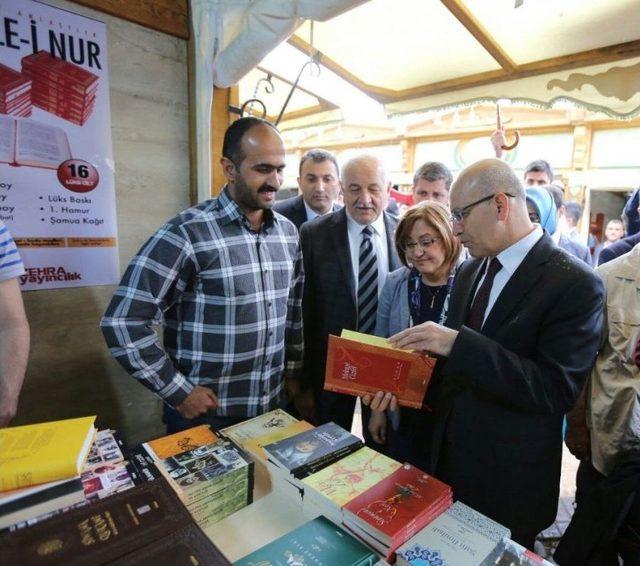 Başbakan Yardımcısı Şimşek Kitap Fuarını Gezdi