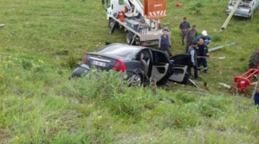 Otomobil Şarampole Yuvarlandı: 2 Yaralı