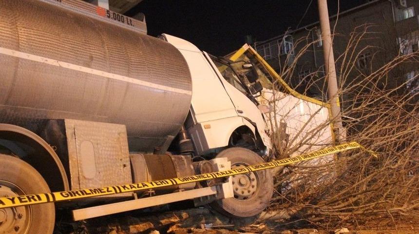 Freni Boşalan Tanker Bek&ccedil;i Kul&uuml;besine Girdi