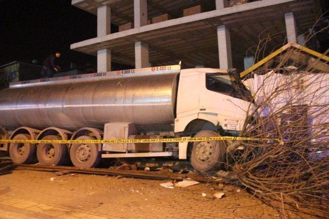 Freni Boşalan Tanker Bek&ccedil;i Kul&uuml;besine Girdi 1