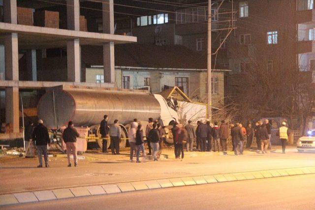 Freni Boşalan Tanker Bek&ccedil;i Kul&uuml;besine Girdi 2