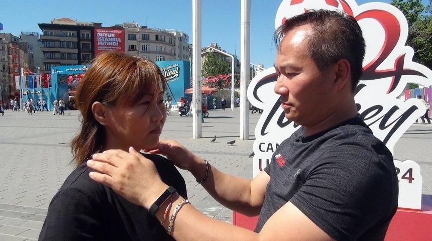 (&ouml;zel) Taksim&rsquo;de Malezyalı Doktorlardan Vatandaşlara İlgin&ccedil; Masaj