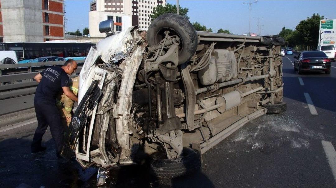 Bayrampaşa&rsquo;da Lastiği Patlayan Servis Minib&uuml;s&uuml; Devrildi: 1 Yaralı