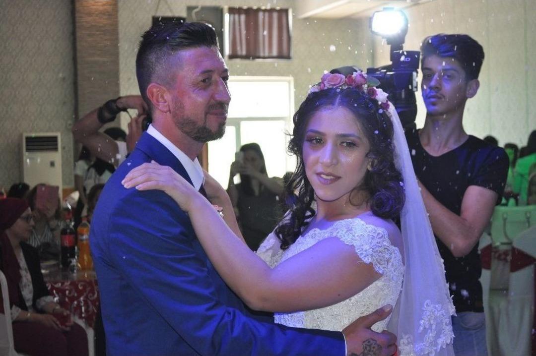 D&uuml;ğ&uuml;nlerini Ertelediler, Mutluluklarını Ertelemediler