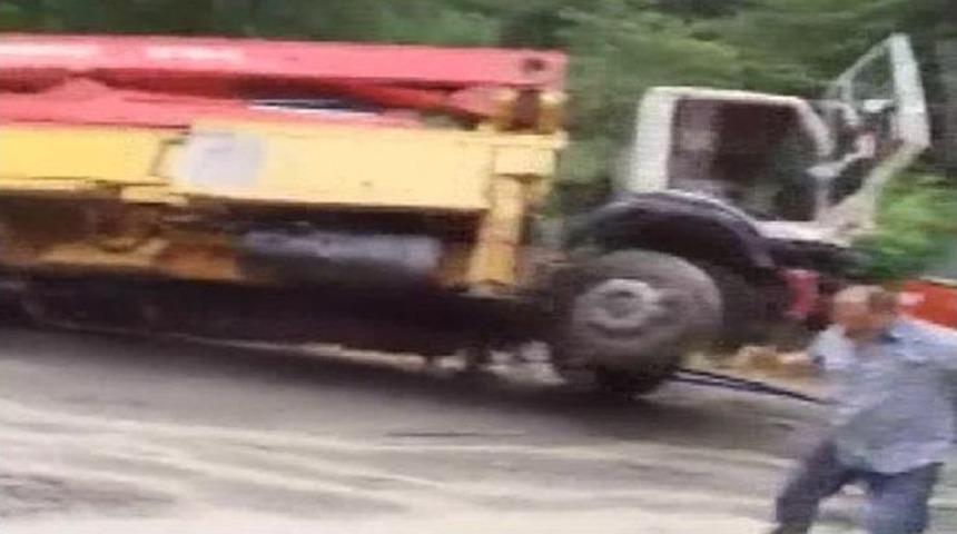 Beton Pompası Dereye Yuvarlandı