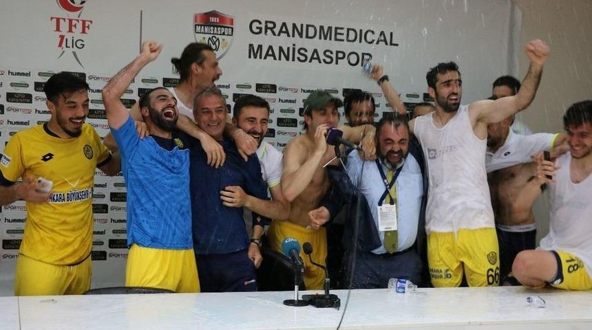 Ankarag&uuml;c&uuml; Futbolcularından Basın Toplantısında Sulu Kutlama