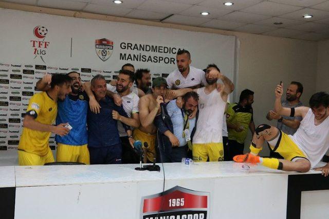 Ankaragücü Futbolcularından Basın Toplantısında Sulu Kutlama