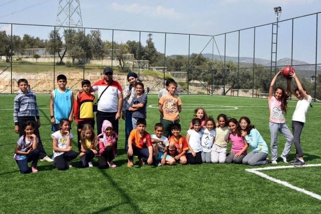 Aliağa Belediyesinden Gen&ccedil;lere Ve Gen&ccedil; Kalanlara Halı Saha