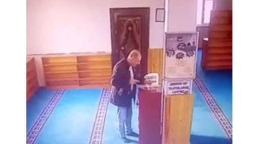Camiden Sadaka Parasını &Ccedil;alan Hırsızlar Kamerada