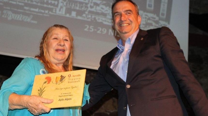"tiyatro Emek &Ouml;d&uuml;l&uuml;" Ayla Algan&rsquo;a Verildi