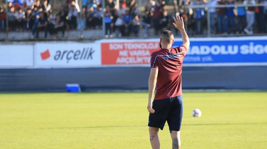 Trabzonspor taraftarı Burak Yılmaz'a sevgi gösterilerinde bulundu