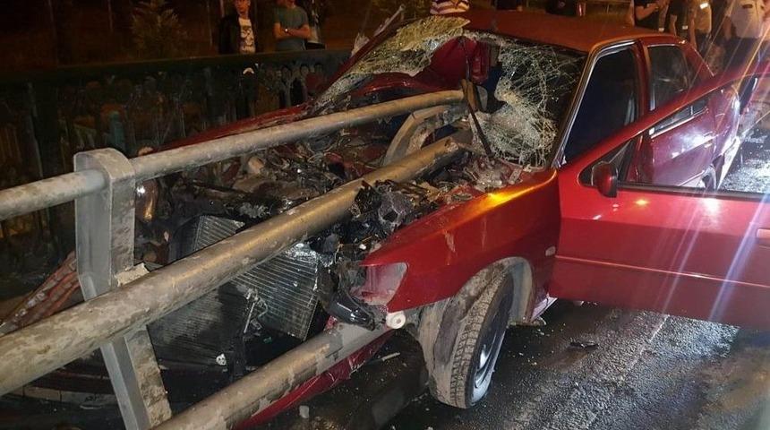 K&ouml;pr&uuml; Bariyeri Otomobile Ok Gibi Saplandı: 2 Yaralı