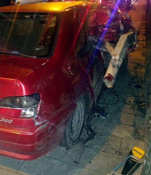 Köprü Bariyeri Otomobile Ok Gibi Saplandı: 2 Yaralı