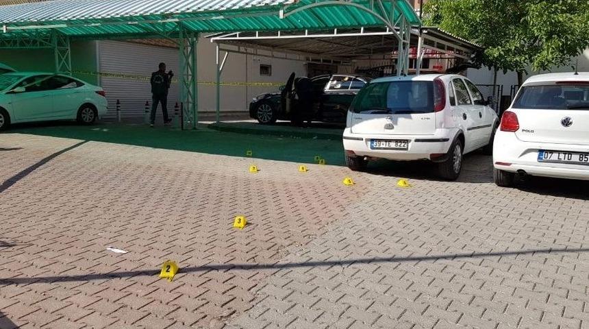 Antalya’da Park Halindeki Lüks Otomobile Silahlı Saldırı