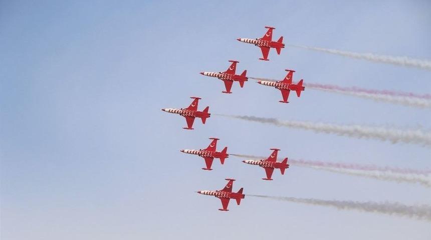 Eurasia Airshow’da Türk Yıldızları’ndan Muhteşem Gösteri