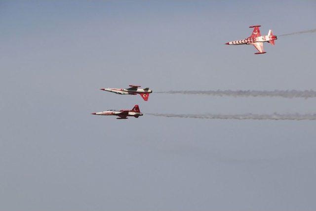 Eurasia Airshow’da Türk Yıldızları’ndan Muhteşem Gösteri