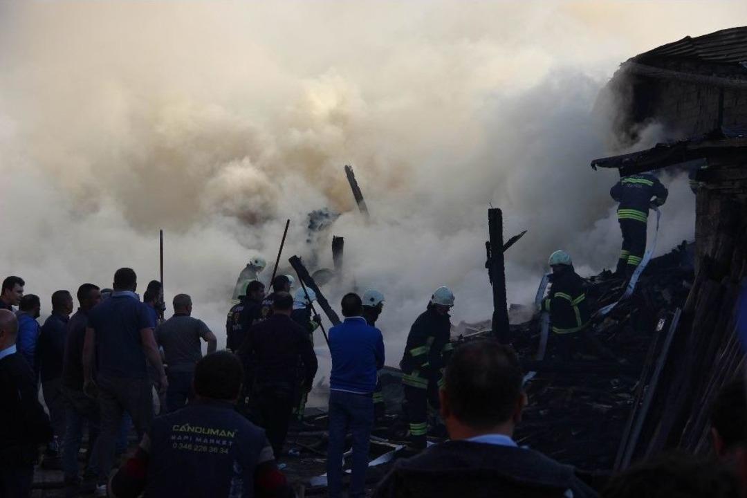 Kereste Deposu Yangında K&uuml;l Oldu