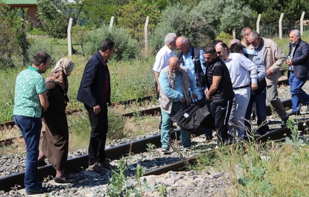 Lokomotifin &Ccedil;arptığı Yaşlı Adam Hayatını Kaybetti