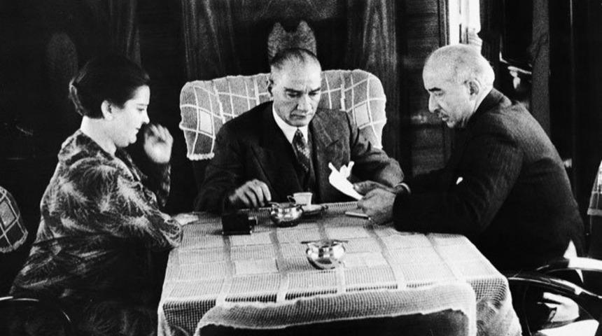 Atat&uuml;rk'&uuml;n Bir G&uuml;n&uuml;: Sofrasında Severek T&uuml;kettiği 5 Yemek