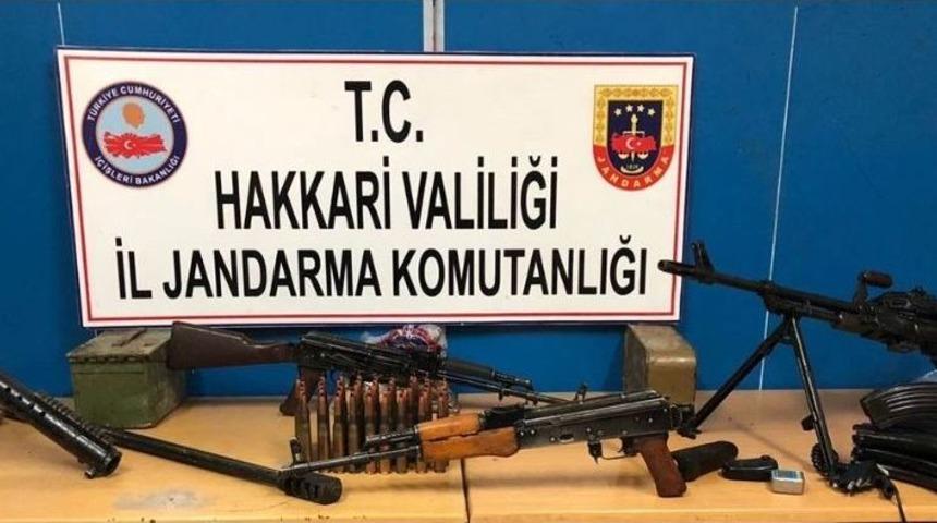 Hakkari Kırsalında Silah, Mühimmat Ele Geçirildi