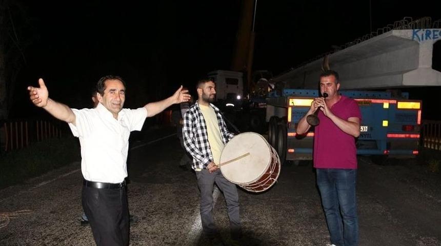 İşçilere Gece Yarısı Davul Zurnalı Moral Desteği