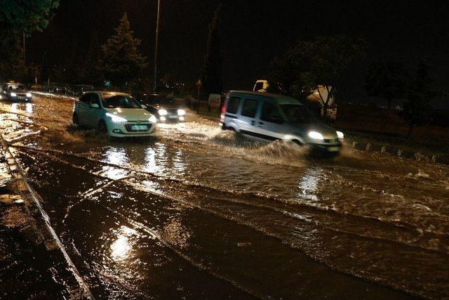 Kahramanmaraş’ta Yollar Göle Döndü