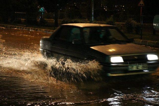 Kahramanmaraş’ta Yollar Göle Döndü