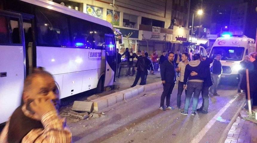 D&uuml;ğ&uuml;nden &Ccedil;ıkan Davetlileri Taşıyan Otob&uuml;s Kaldırıma &Ccedil;arptı