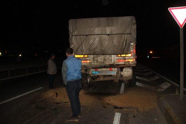 Otomobil Buğday Yüklü Tıra Arkadan Çarptı: 1 Ağır Yaralı