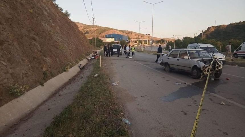 Virajı Alamayan Otomobil İstinat Duvarına &Ccedil;arptı: 1 &Ouml;l&uuml;, 1 Yaralı