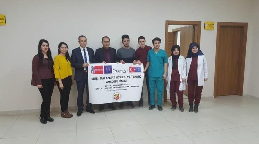 Yurtdışına Giden &Ouml;ğrenciler M&uuml;d&uuml;r Kaya&rsquo;yı Ziyaret Etti