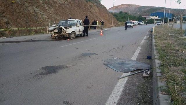 Virajı Alamayan Otomobil İstinat Duvarına Çarptı: 1 Ölü, 1 Yaralı