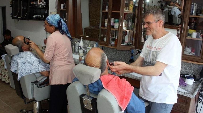 Berber Hamide, Erkeklere Taş &Ccedil;ıkartıyor