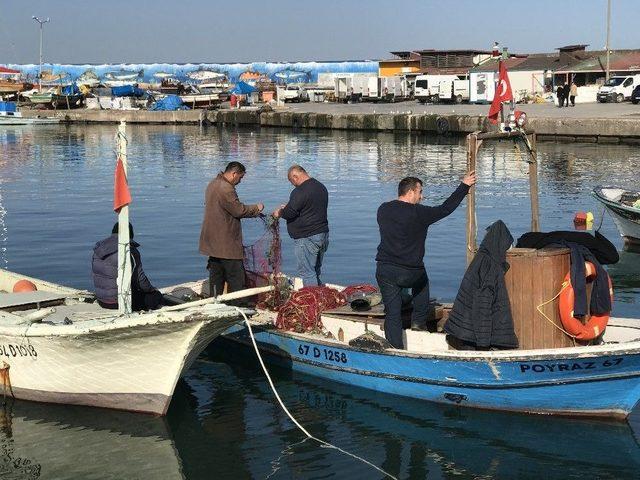 Balıkçılar Ağlarını Onarmaya Başladı