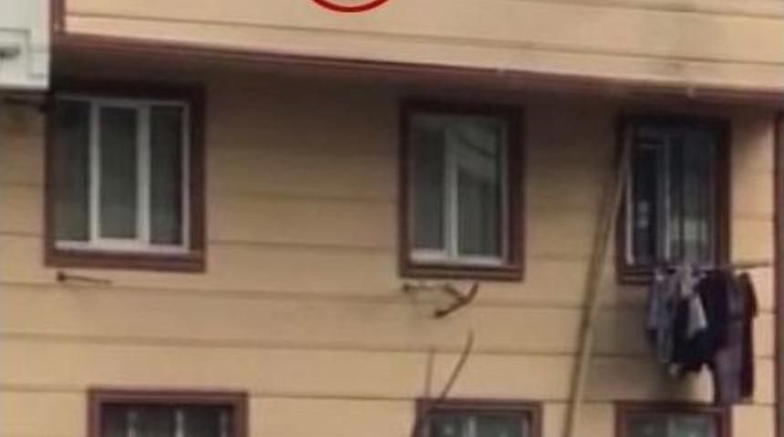 Camdan Düşen Çocuğu Vatandaşlar Havada Yakaladı