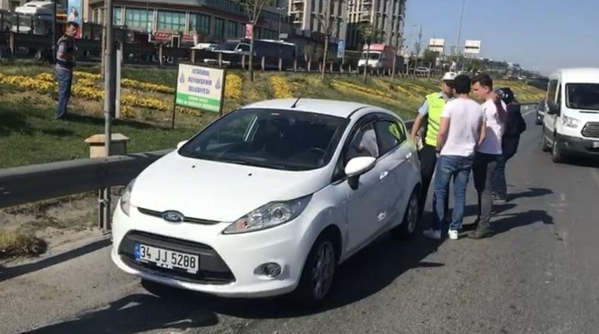 (&ouml;zel Haber) Kendisini Sıkıştıran Araca Tekme Atayım Derken Kaza Yaptı