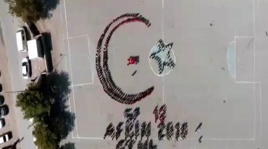 400 &Ouml;ğrenci Bir Araya Geldi, &rsquo;ay Yıldız&rsquo; Koreografisi Yaptı