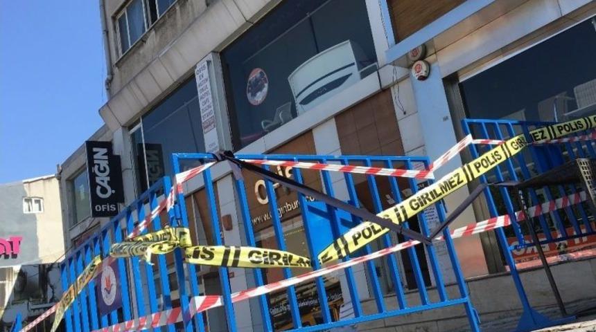 (&ouml;zel Haber) Kağıthane&rsquo;de Binadan D&uuml;şen Sıva Par&ccedil;aları 2 Kişiyi Yaraladı