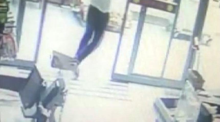 (&ouml;zel Haber) Cep Telefonunu Alıp Konuşuyormuş Gibi Yaparak &Ccedil;aldı