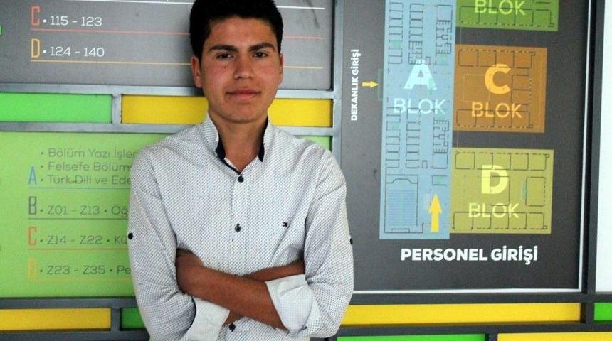 G&ouml;rme Engelli Caner, Babasının Okuduğu Kitaplarla &Uuml;niversite Eğitimi G&ouml;r&uuml;yor