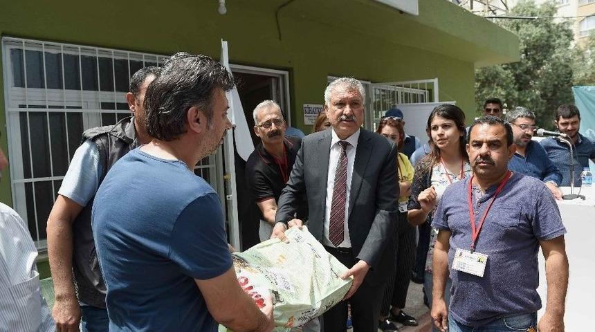 Seyhan&rsquo;da Kedi Ve K&ouml;pekler İ&ccedil;in Mama Dağıtıldı