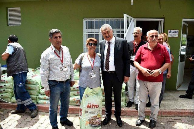 Seyhan’da Kedi Ve Köpekler İçin Mama Dağıtıldı